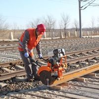 INTERNAL COMBUSTION RAIL CUTTING MACHINE INTERNAL COMBUSTION RAIL CUTTING MACHINE